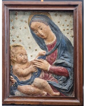 Bassorilievo in stucco policromo raffigurante Madonna con Bambino, Italia Centrale, XV-XVI secolo