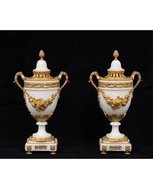 Coppia di cassolette/Vasi antichi Napoleone III in marmo bianco statuario e bronzo dorato. Francia XIX secolo.