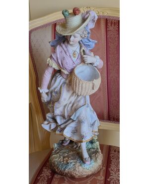 Coppia di statue in porcellana. "fanciullo e fanciulla con cesto".  Manifattura francese del XX secolo.   	