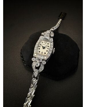 Orologio  " Art - Dèco "  in  platino  con  Diamanti  3 ct.