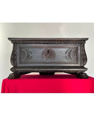 Modellino di cassapanca scolpita e intagliata. Lombardia fine 500