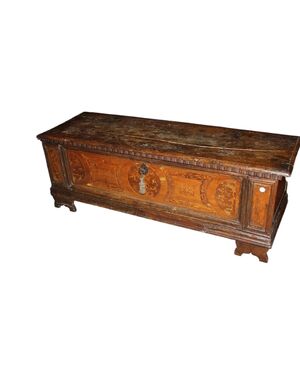 Grande Cassapanca italiana del 1600 in legno di noce Riccamente Intarsiata