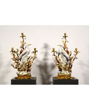 Coppia di grandi candelabri a tre luci in bronzo dorato con aironi e fiori in porcellana policroma, Francia, XIX secolo