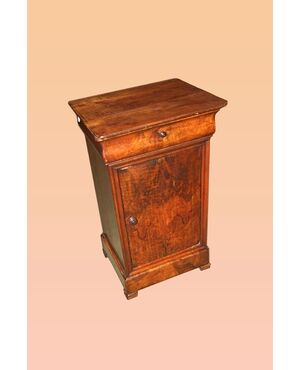 Grazioso Comodino francese del 1800 in legno di noce stile Luigi Filippo