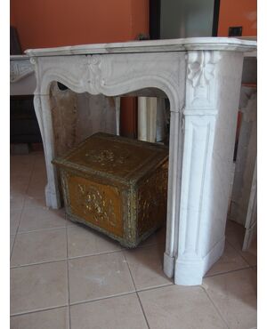 CAMINO IN MARMO BIANCO DI CARRARA SCOLPITO STILE LUIGI XV FRANCIA  cm L130xP38xH107