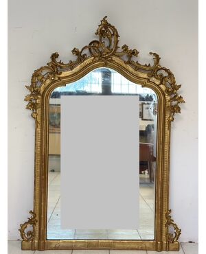 Specchiera caminiera lignea intagliata dorata . XIX secolo. Restaurata