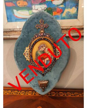 Grande acquasantiera raffigurante la Madonna della Seggiola.