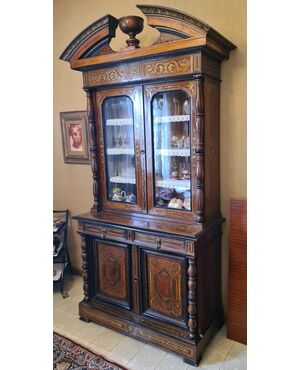 Credenza a due corpi. 