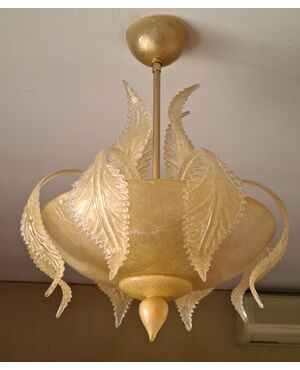 Lampadario di Barovier e Toso in vetro pulegoso dorato. 