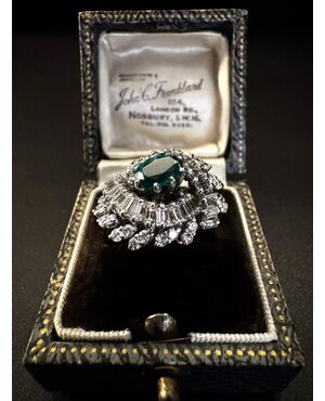 Anello  con  Diamanti  e  Smeraldo