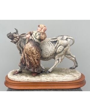 Figura di contadina con mucca in ceramica.Manifattura Cacciapuoti. Milano.