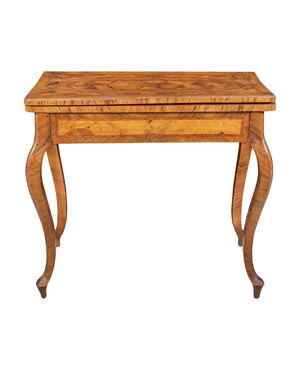 Tavolino da gioco lastronato in legno di ulivo. Toscana, XVIII secolo.