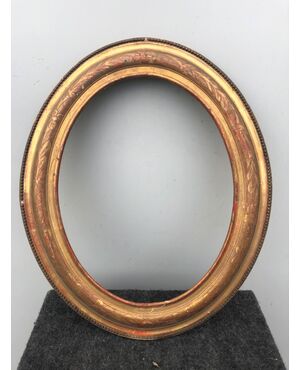 Frame in carved wood and gold leaf with floral motifs.     