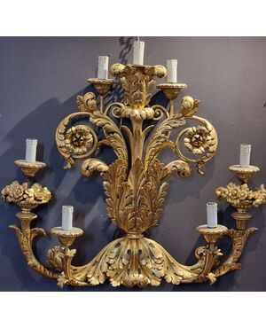 Grande applique veneta in legno intagliato e dorato, fine XVIII secolo