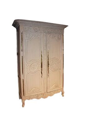 Armadio Francese Normandia a 2 Porte Laccato e decapato con Motivi di Intaglio in Noce