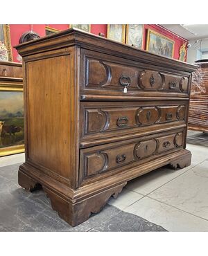 Antico Canterano – cassettone  Emiliano  Bolognese XVII sec . Cassetti bugnati . noce . Mis 143 x 60 . h 95