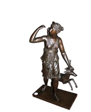 Scultura Francese di Metà 1800 raffigurante Dea Diana Cacciatrice