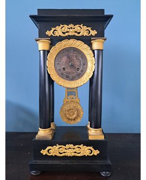 Orologio Impero in bronzo dorato e legno ebanizzato