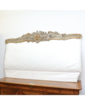 Tesatata da letto realizzata con fregio in legno laccato