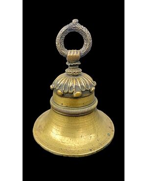 Campanello in bronzo con motivi geometrici.