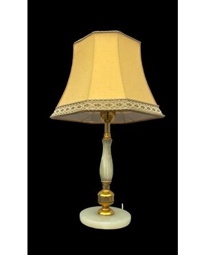 Lampada in ottone con fusto rastremato e base in alabastro.