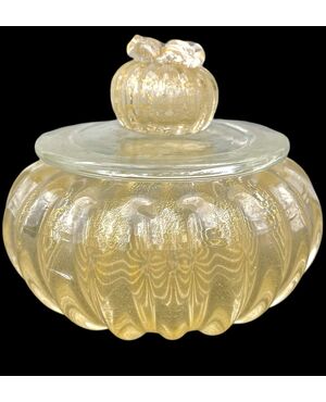 Scatola in vetro pesante sommerso con corpo tondo schiacciato e baccellato.Barovier e Toso.Murano.
