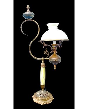 Lampada in bronzo con fusto in alabastro.Coppa paralume in vetro opaline.