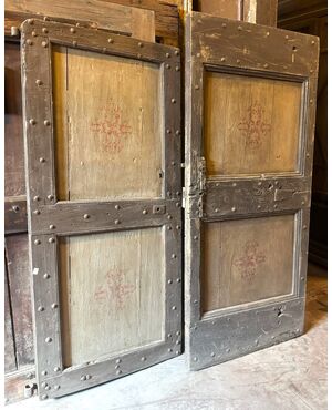 PTIR263 - N. 2 porte rustiche laccate, misure cm L 84/80 x H 188/177