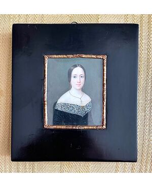 Miniatura olio su osso raffigurante figura femminile.