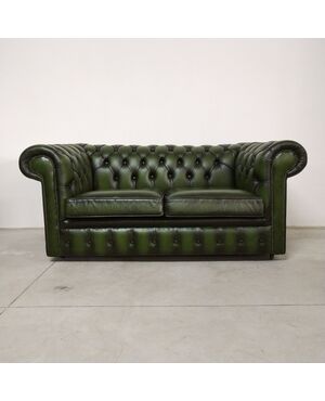 Divano 2 posti chesterfield modello club vintage inglese originale in pelle verde anticato 