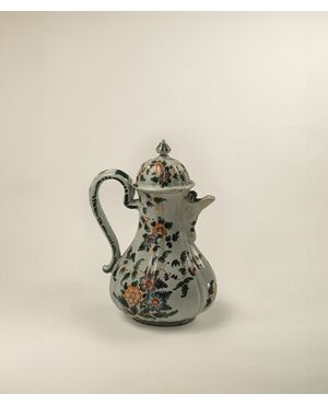 Caffettiera in maiolica policroma, Veneto, XVIII secolo
