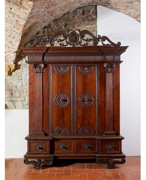 Armadio Farnesiano in noce intagliato,  Parma, XVII° secolo