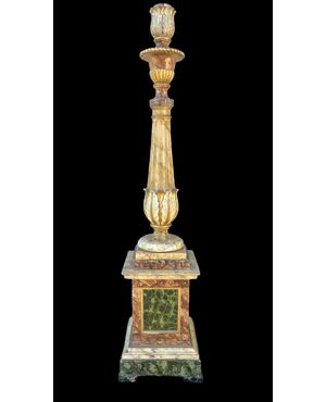 Grande candeliere in legno dipinto marmorizzato.