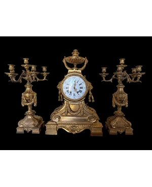 " GARNITURE " COMPOSTA DA OROLOGIO CON CANDELIERI IN BRONZO DORATO 