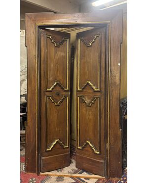 PTI573 - Porta in legno di castagno, con telaio, epoca primi '700, provenienza Italia centrale, misure luce cm L 85 x H 198