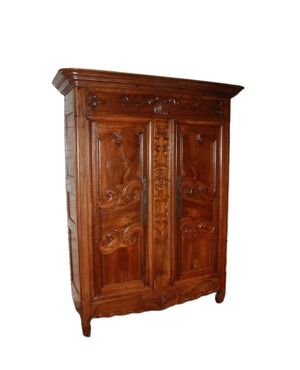 Grazioso armadio provenzale francese del 1700 in legno di noce con ricchi motivi di intaglio