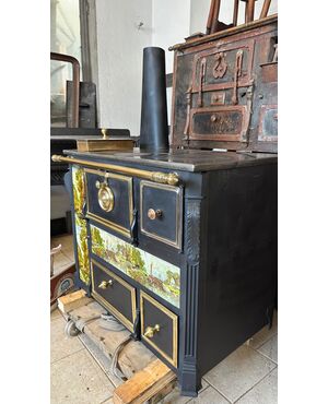 Rara cucina con maioliche dipinte completamente restaurata 