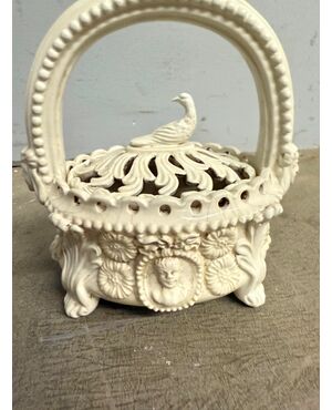 Antico scaldino in ceramica smaltata bianca con lavorazione a rilievo e traforata, primo '800, 22x40x14 cm.