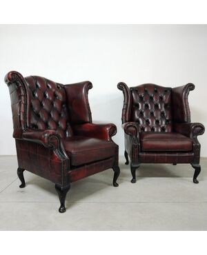 Coppia di poltrone chesterfield Queen Anne vintage inglese originale in pelle bordeaux anticato 