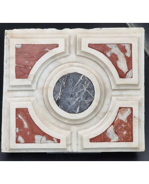 Coppia di frammenti architettonici rinascimentali in marmo policromo