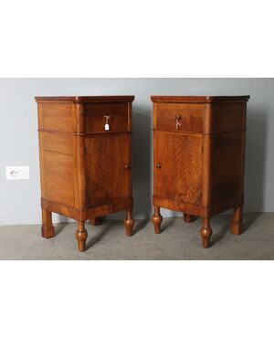 Antica coppia bellissimi comodini L. Filippo . Italia Centrale. 1850 Noce biondo. Mis 42 x cm 39 h81 . Restaurati .