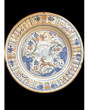 Piatto in maiolica policroma con decoro ‘calligrafico naturalistico’.Pavia.