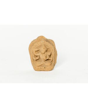 Piccola terracotta (tsatsa) raffigurante divinità Manjushri - India XVIII secolo