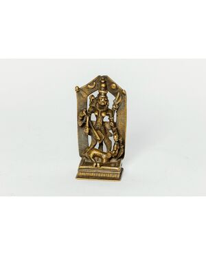 Piccola scultura raffigurante divinità Indù, Mahisa Suramardini/Durga, in metallo dorato - India '800