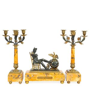 Orologio da tavolo e due candelabri a quattro fiamme
