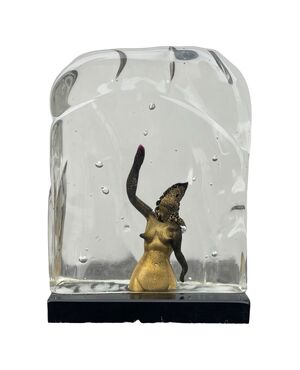 Scultura in vetro pesante trasparente sommerso (stile acquario) con figura femminile.Firmato.