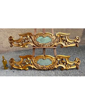 Coppia di grandi fregi, sovraporte, cimase in legno dorato - XIX sec. 