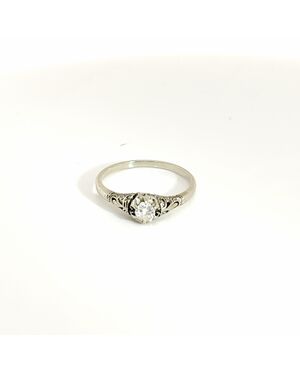 ANELLO SOLITARIO CON DIAMANTE MONTATO SU ORO 