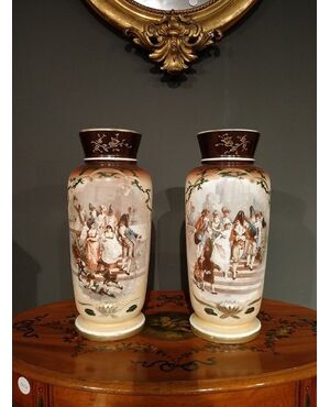 Coppia di vasi francesi in opaline dipinti del 1800 con personaggi