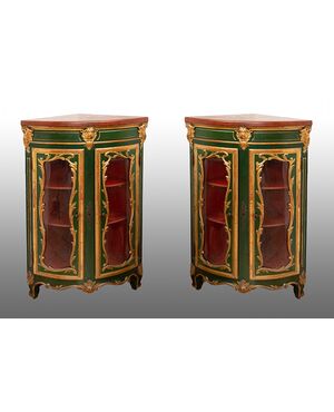 Coppia di angoliere Napoleone III Francese in legno laccato e dorato. Periodo XIX secolo.